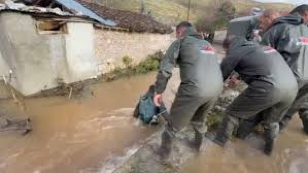 U mbyt në përroin e fshatit, gjendet trupi i 39-vjeçarit nga Elbasani