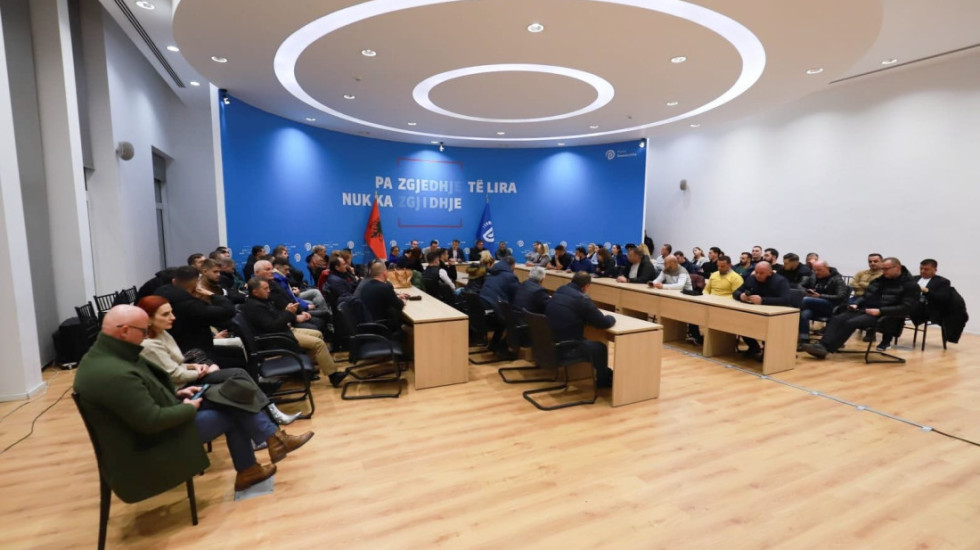 Fituesit që mbetën jashtë Parlamentit mblidhen për të ardhmen e PD-së