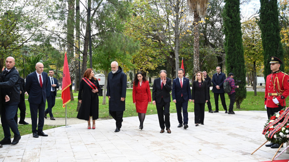 81-vjetori i Çlirimit, krerët e shtetit mbajnë homazhe te Varrezat e Dëshmorëve