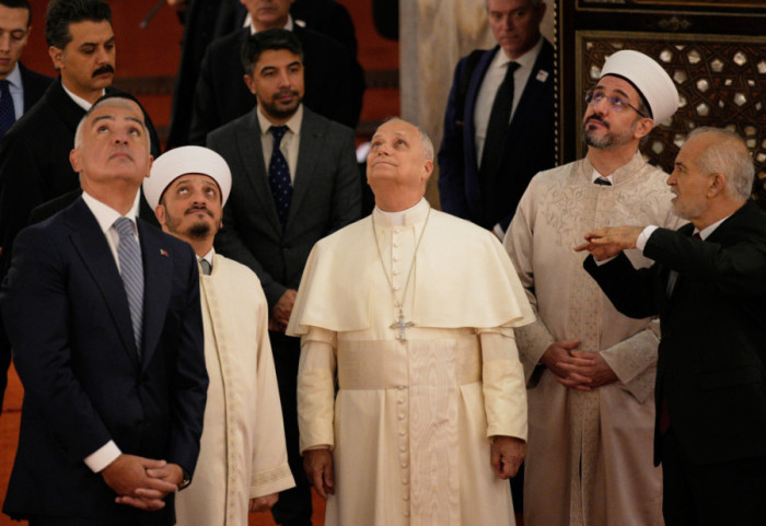 Papa Leo viziton Xhaminë Blu në Stamboll, por nuk lutet