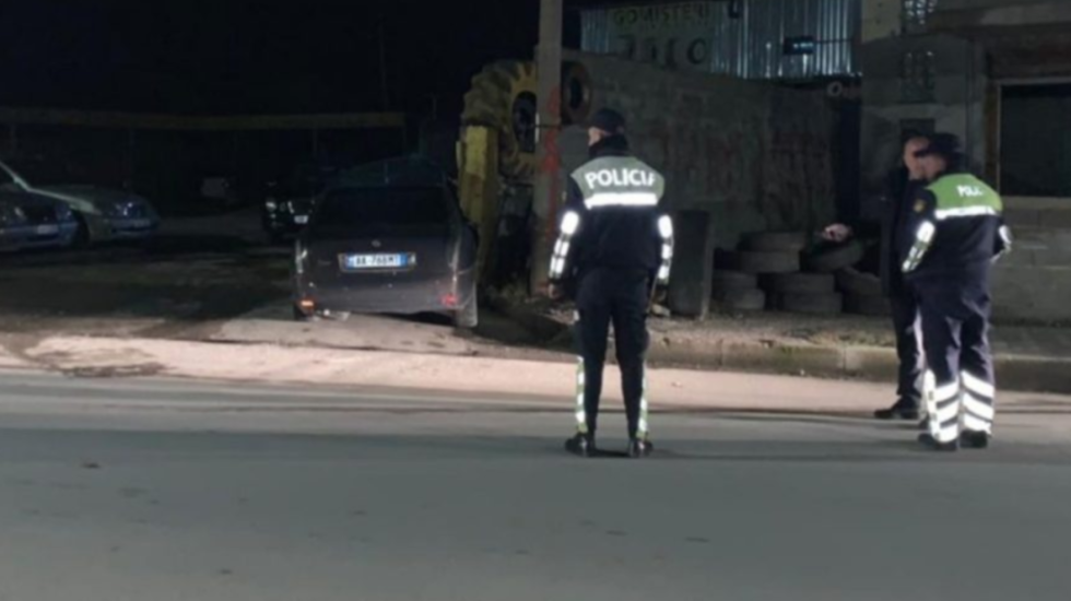 12-vjeçari i merr automjetin babait, del nga rruga dhe plagoset bashkë me shokun