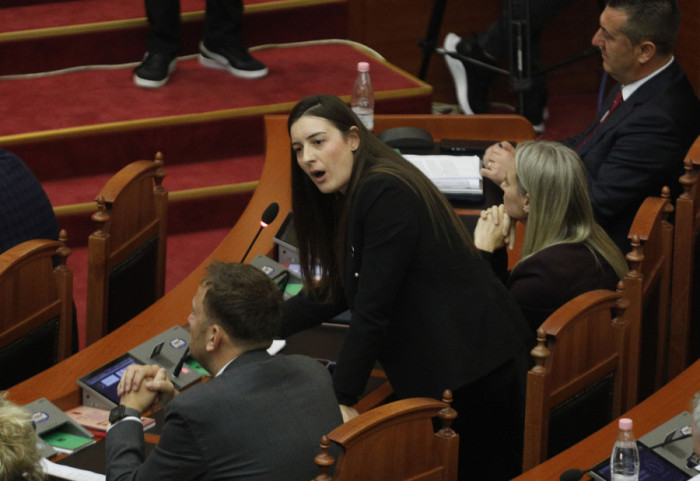 Pensionistët bëhen “mollë sherri” në Kuvend, Tedi Blushi përplaset me Zegjine Çaushin