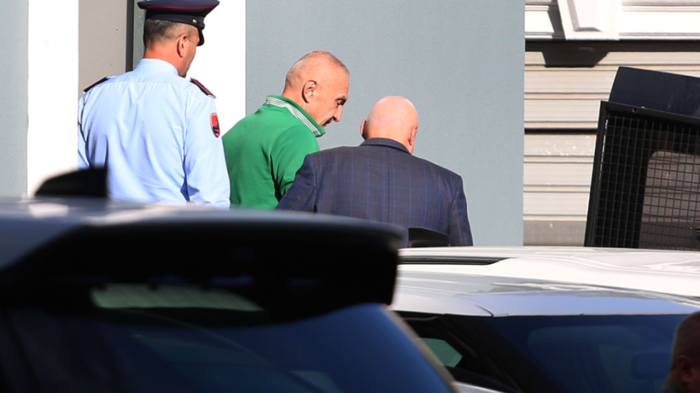 Meta, kërkesë në GJKKO: Mos më fusni në kafaz xhami gjatë seancave, poshtëruese