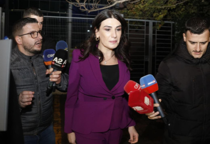 Dyshime për abuzime me tendera, drejtoresha e AKSHI-t 3 orë në SPAK