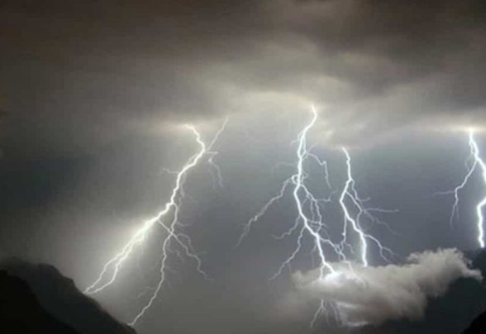 Moti i keq në Itali/ Përmbytje dhe shembje të tokës, mbyllen shkollat në disa krahina