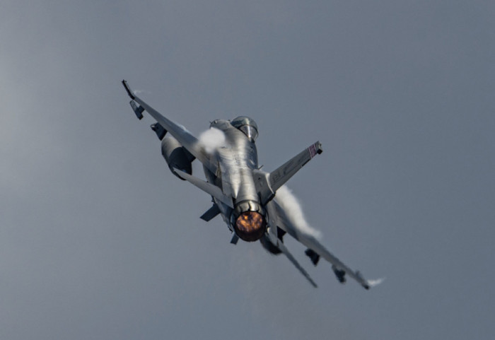 VIDEO/ Avioni amerikan F-16C rrëzohet pranë “Luginës së Vdekjes”, piloti shpëton mrekullisht