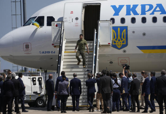 Frikë për jetën e Zelensky-t, 5 dronë të dyshimtë pranë avionit presidencial