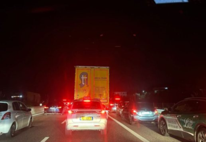 Trafik i rënduar në Tiranë-Elbasan, radhë kilometrike makinash