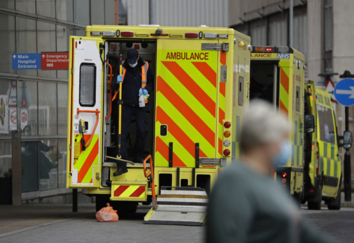 Ish-mjeku akuzohet për sulme seksuale ndaj 38 pacientëve