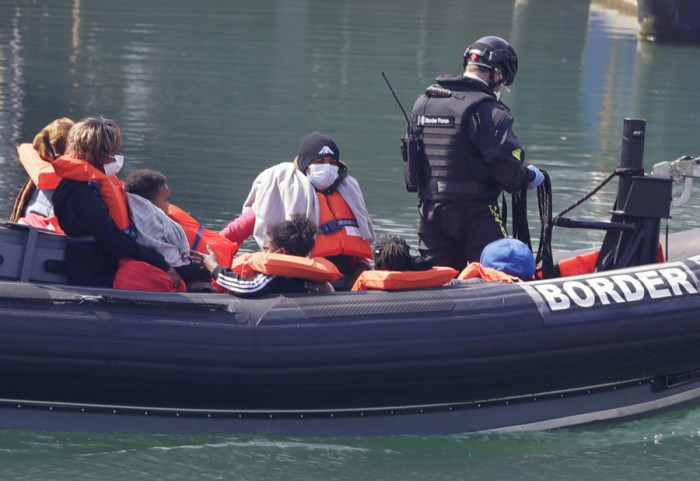 3 mijë paund për të ikur nga Anglia, në Londër zbulojnë strategjinë e re për dëbimin e 700 familjeve shqiptare