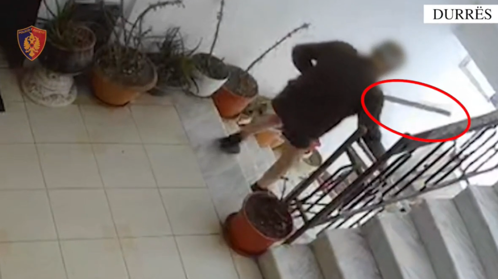 E rëndë në Durrës: Tentoi të vriste bashkëshorten, arrestohet 76-vjeçari