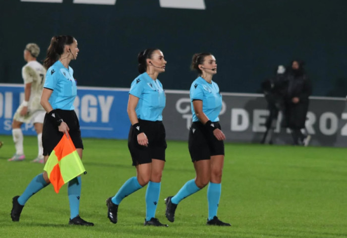 Moment historik në futbollin shqiptar: Për herë të parë një ndeshje u drejtua nga arbitre vajza