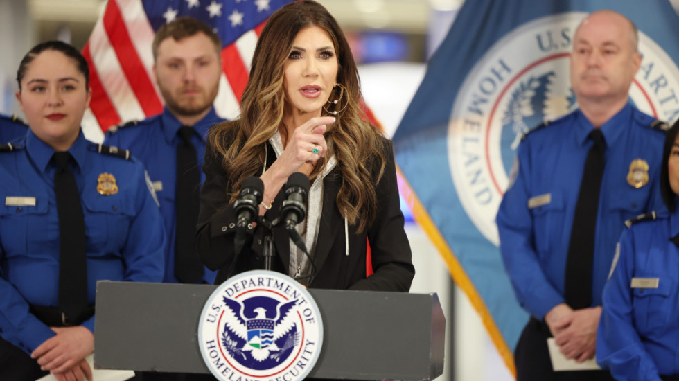 Administrata Trump zgjeron ndalimin e udhëtimit për qytetarët nga 30 shtete