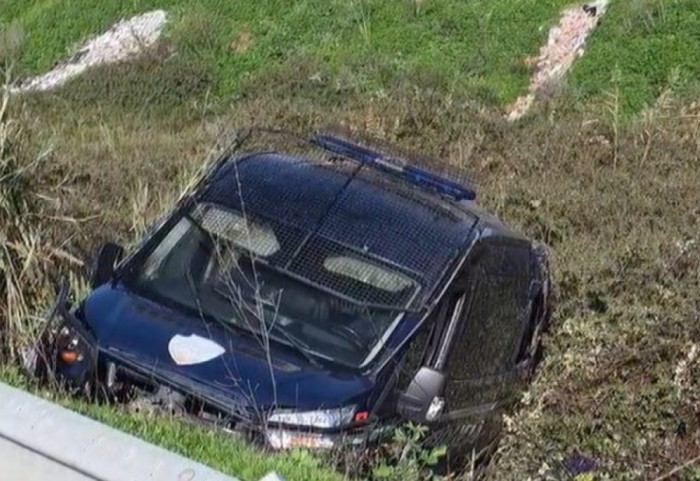 Fier/ Furgoni i FNSH përfundon në kanal, tre efektivë mbeten të plagosur