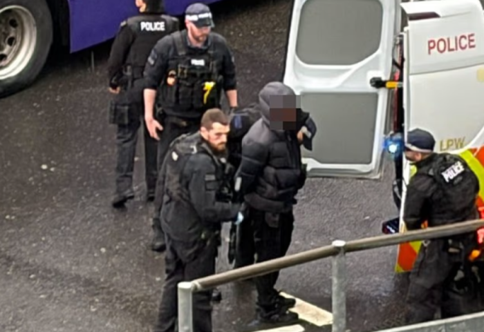 Alarm në Londër, disa persona sulmohen në aeroportin e Heathrow, ndërhyn policia e armatosur