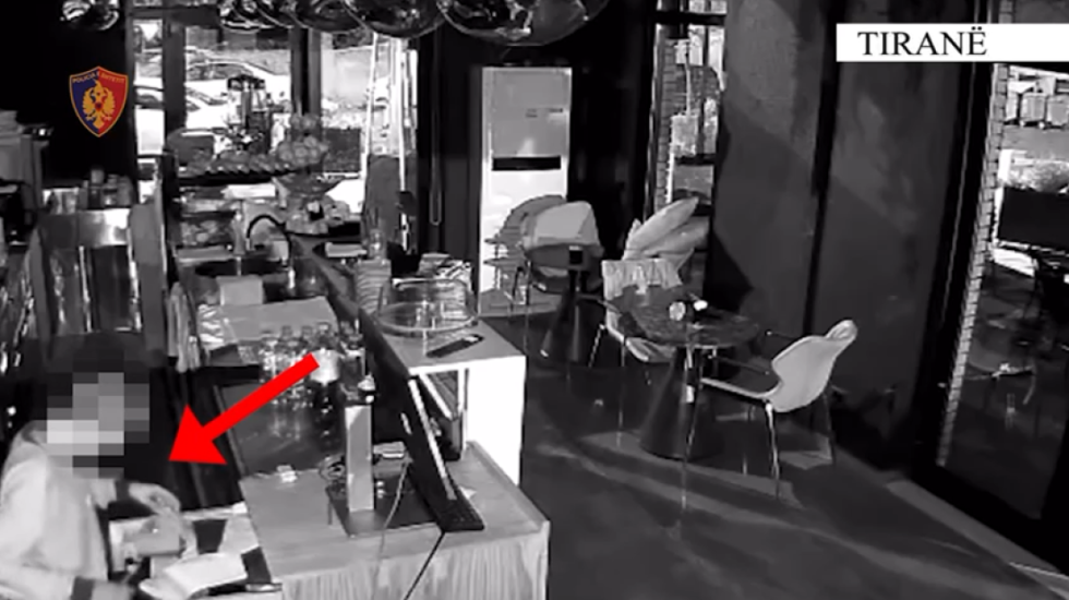 Shtynte të miturin të vidhte, kapet 21-vjeçari