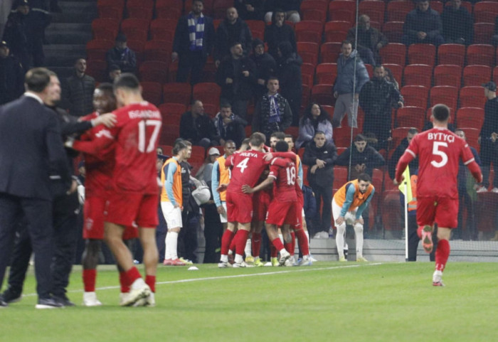 Hodhi fishekzjarrë gjatë derbit Tirana-Partizani, e pëson i riu