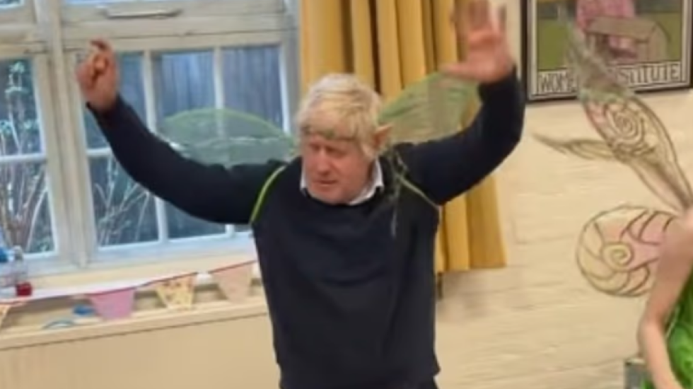 Ish-kryeministri vishet dhe kërcen si zanë në ditëlindjen e vajzës, video pushton rrjetin