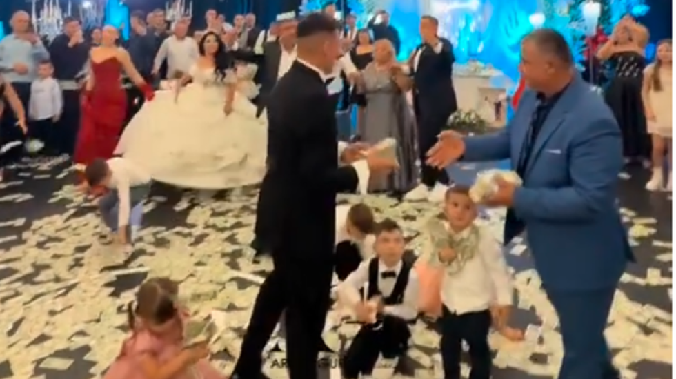 “Dorovitje” me tufa me para dhe këngë me Ylli Bakën, Uzuni e “djeg” në dasmën e motrës