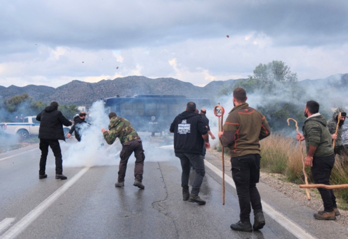 Greva e fermerëve grekë vijon, bllokohet sërish aksi Kakavijë-Janinë