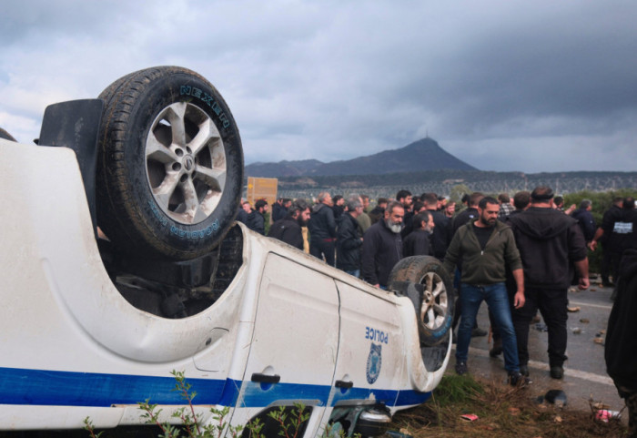 Fermerët e blegtorët grekë bllokojnë me traktorë dy aeroportet në Kretë, hyjnë deri në pistë