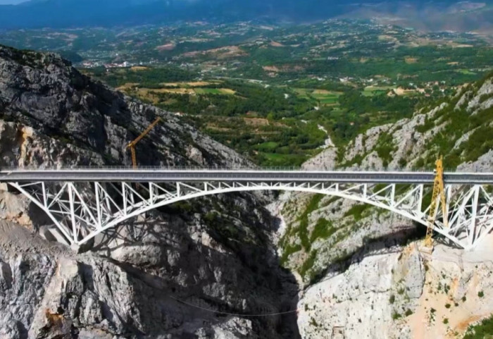 E rëndë në Klos, 39-vjeçari hidhet nga ura në rrugën e Arbrit