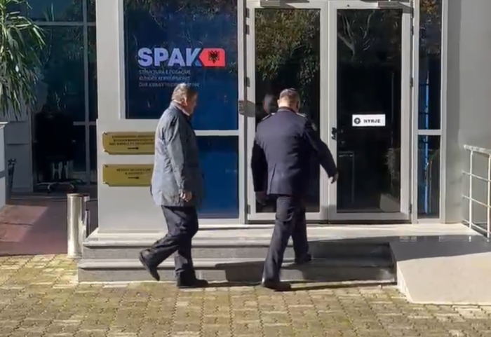 Pyetet 1 orë e 30 minuta nga prokurorët e posaçëm, Bamir Topi “kyç gojën” pas daljes nga SPAK