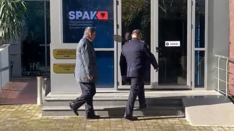 Pyetet 1 orë e 30 minuta nga prokurorët e posaçëm, Bamir Topi “kyç gojën” pas daljes nga SPAK