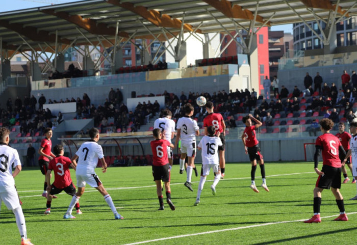 “Open Stage”, testohen rreth 150 futbollistë shqiptarë nga e gjithë bota