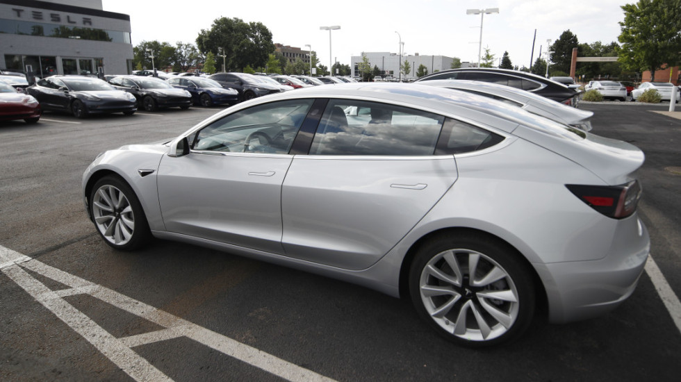 Shteti europian që do të fillojë tarifimin për kilometër për makinat hibride dhe elektrike