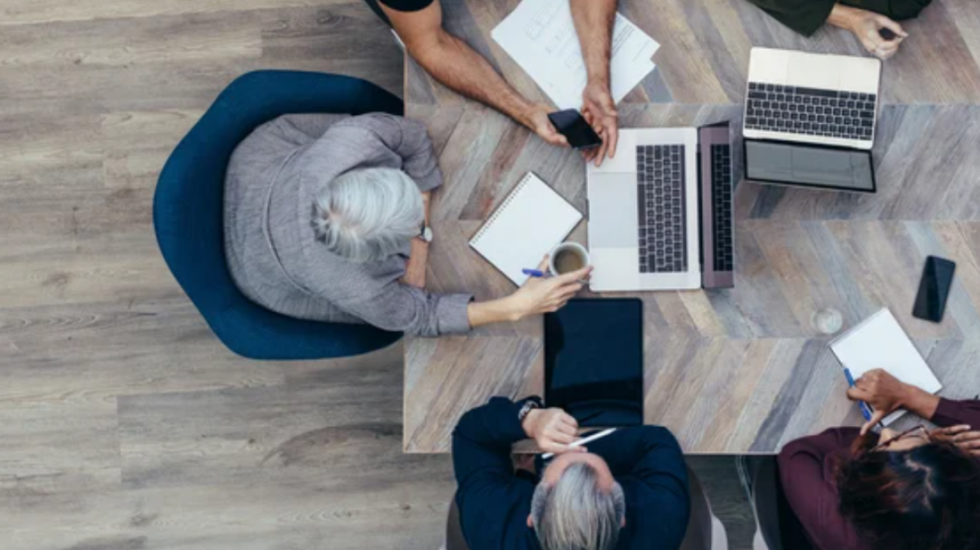 Punonjësja shkarkohet nga puna, shefi u mërzit pasi ajo shkonte 40 minuta më herët