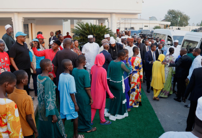 Lirohen 100 nxënësit e rrëmbyer në Nigeri, kthehen te familjet