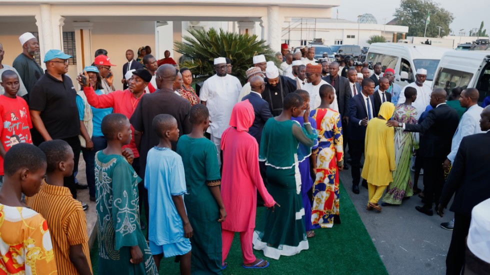 Lirohen 100 nxënësit e rrëmbyer në Nigeri, kthehen te familjet