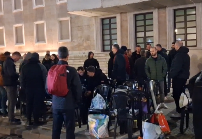 Më shumë karrige, më shumë njerëz, Adriatik Lapaj jo më i vetëm para Kryeministrisë