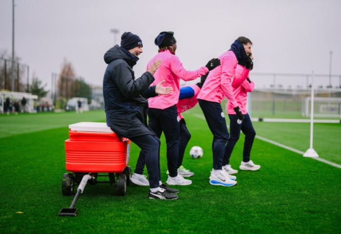 Manchester City, lëndim absurd për Stones duke vendosur pemën e Krishtlindjes