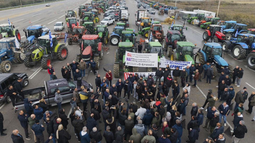 Fermerët zhysin Greqinë në kaos, paralizohet porti i Volosit, protestave i bashkohen edhe peshkatarët