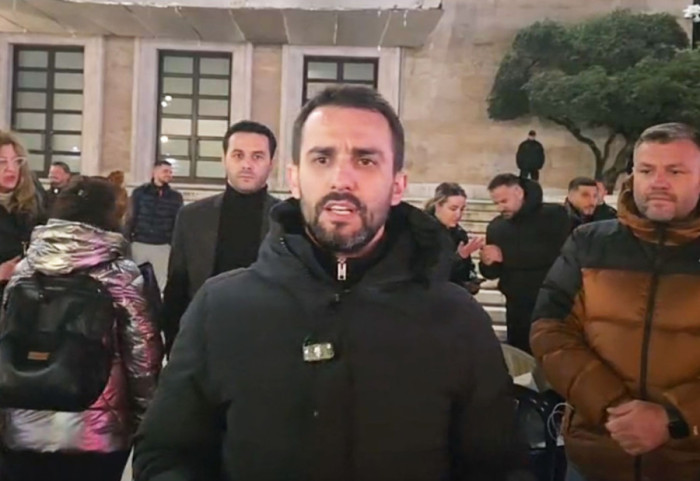 Protesta para Kryeministrisë, policia procedon Adriatik Lapajn