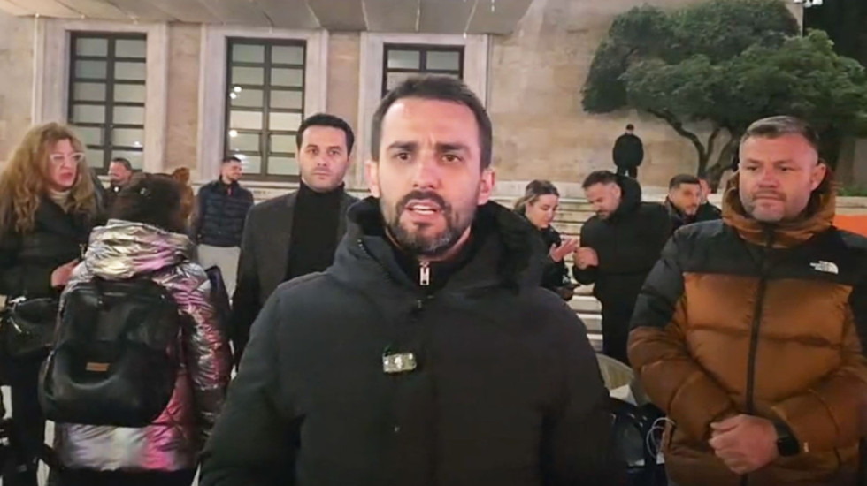 Protesta para Kryeministrisë, policia procedon Adriatik Lapajn