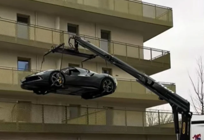 Nuk gjeti vend parkimi poshtë pallatit, biznesmeni ngjit Ferrarin luksoz në ballkon