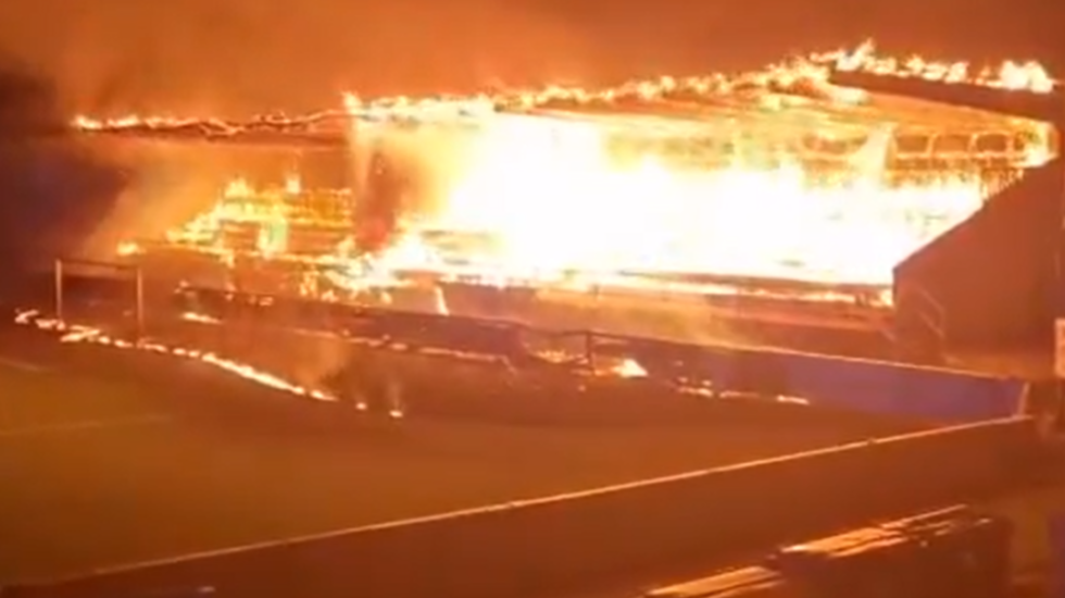 Klubi i futbollit bie nga kategoria, tifozët i vënë flakën stadiumit