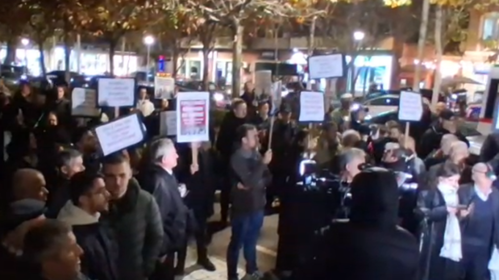 “Kulla me lekë droge, populli me gjysmë rroge, Rama ku i ke shokët?” Protestë para Parlamentit