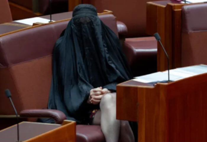 Politikania spanjolle provokon Parlamentin, vishet me hixhab dhe kërkon ndalimin e kësaj veshje në publik