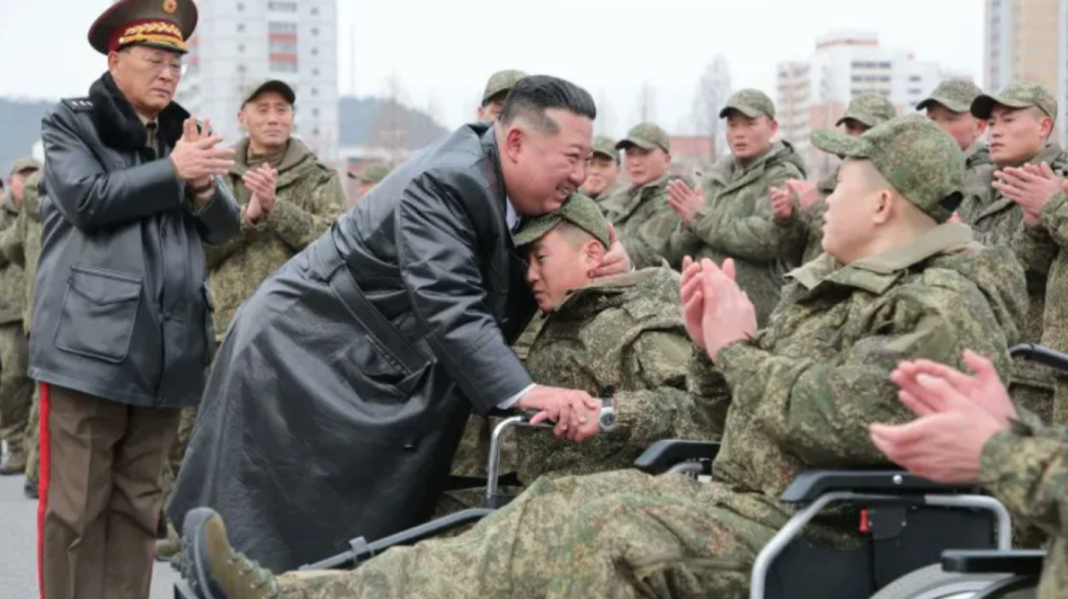 Ushtarët e Koresë së Veriut kthehen nga lufta në Ukrainë, me lot në sy përqafojnë Kim Jong Un