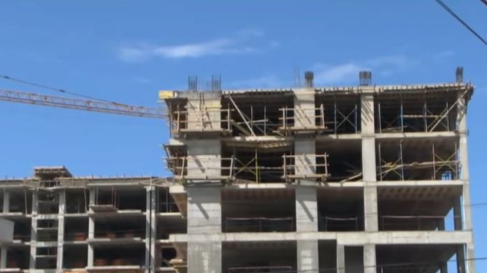 Hidrauliku bie nga pallati dhe humb jetën, arrestohet administratori i firmës ndërtuese