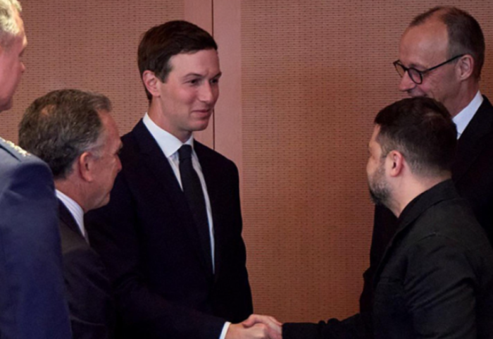 Në Berlin diskutohet paqja, Zelensky 5 orë “kokë më kokë” me Amerikanët në zyrën e Merz, negociatat vijojnë të hënën