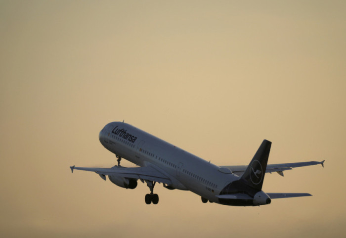 Avionë në formacion si zogjtë shtegtarë! Metoda e re e fluturimit