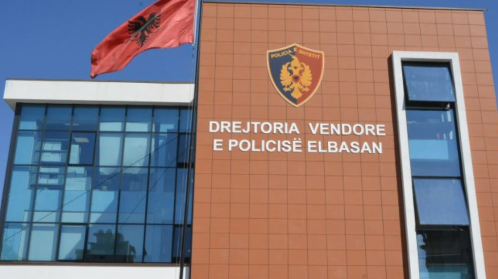 Ngjarje e rëndë në Elbasan, vëllai godet me thikë vëllanë