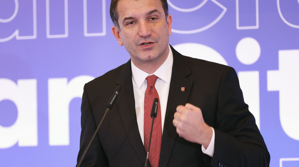 Veliaj nga burgu paralajmëron Këshillin Bashkiak: Konsultohuni me mua për miratimin e buxhetit 2026 për Tiranën