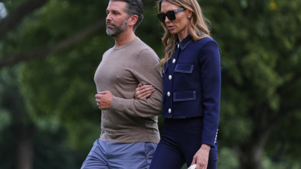 Djali i madh i Donald Trump fejohet me modelen