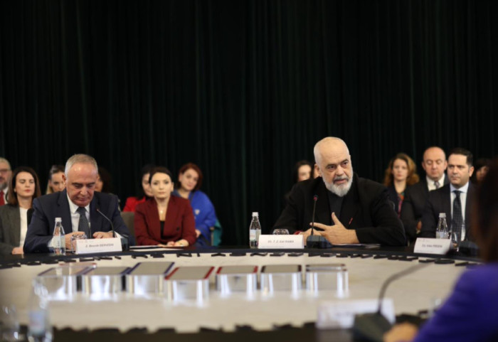 Rama, kritika Komisionerit: Sanksione për ministrat që nuk japin informacion, gazetarët përjashtohen nga “shpifja”